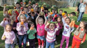 Die Zahl der Kinder, die in der Krippe oder in der Kindertagesstätte essen, steigt. Sicher, auch Zuhause steht nicht immer nur gesundes Essen auf dem Tisch, aber in den Kitas wird den Kleinen doch sicher Gutes angeboten? Leider Wunschdenken.