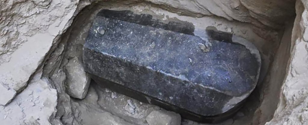 Archäologen entdecken schwarzen Sarkophag und wissen nicht was drin ist